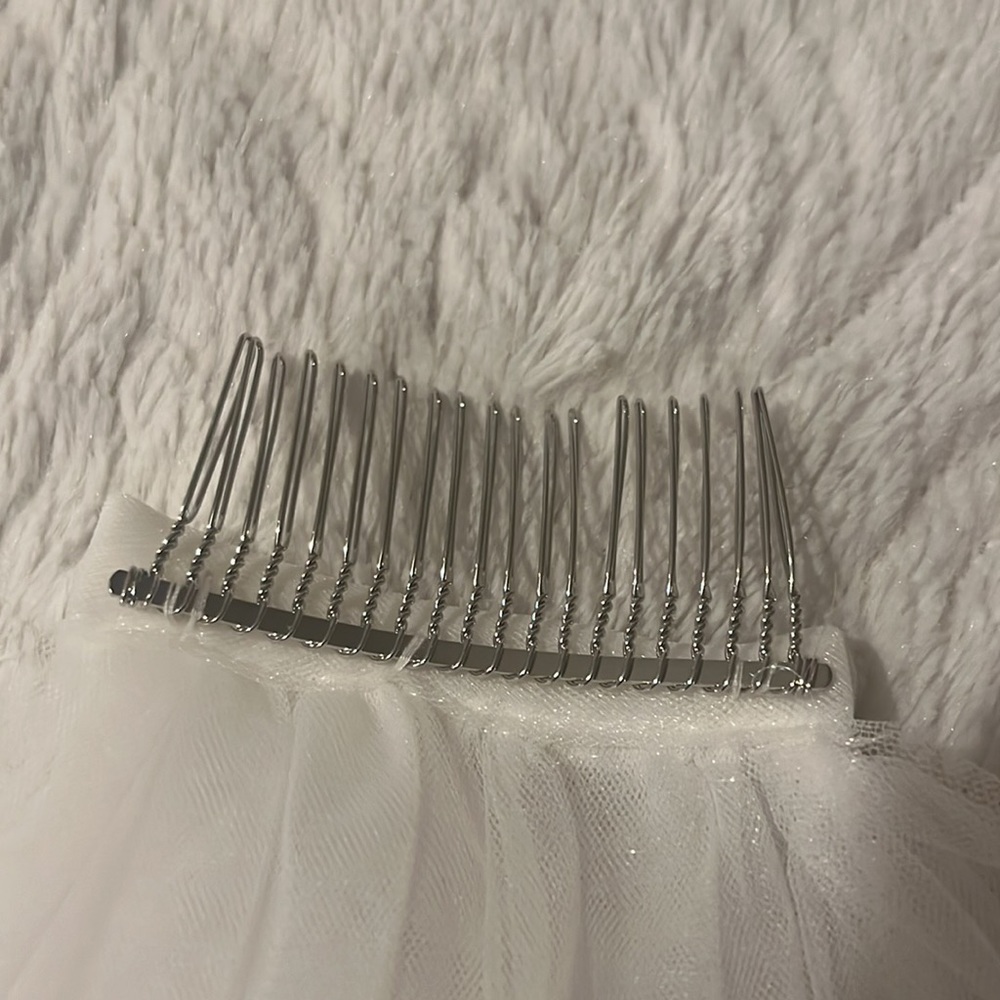 WEDDING VEIL - Picture 3 of 6
